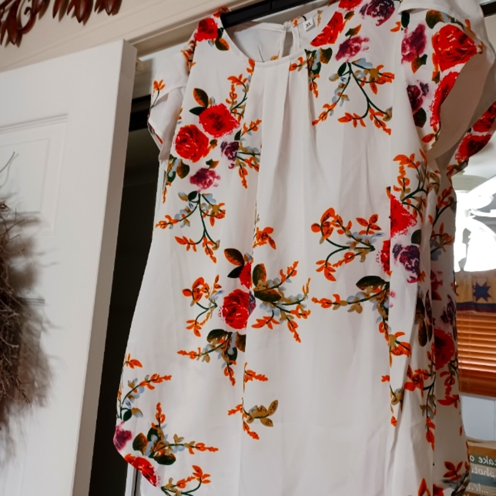 NWOT flower summer top tulips sleeve